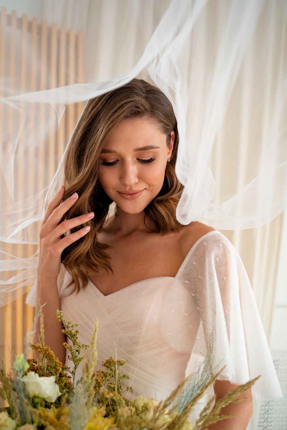 hermosa-novia-sosteniendo-flores-tiro-medio